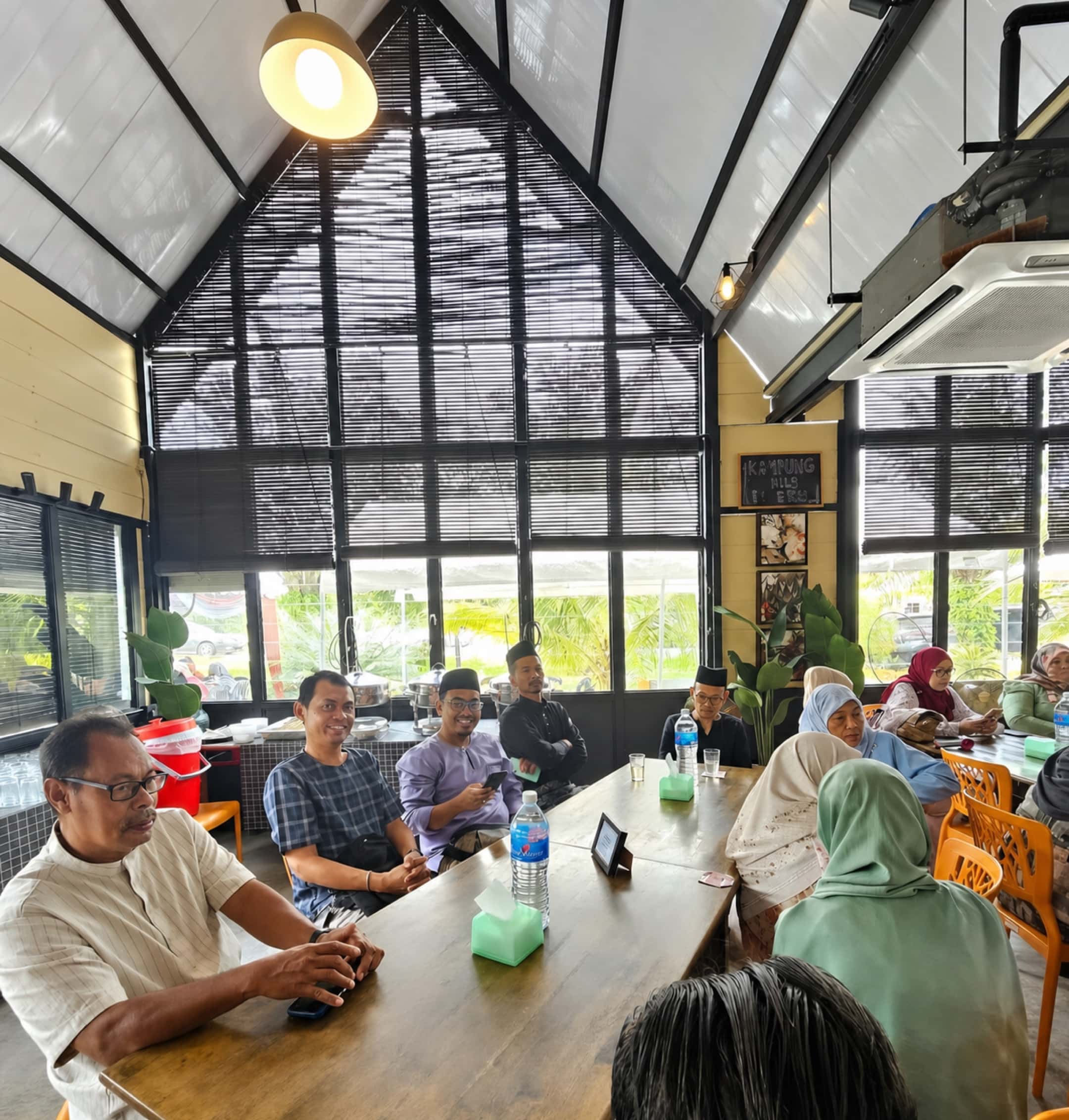 Majlis komuniti di Kampung Hills Eatery